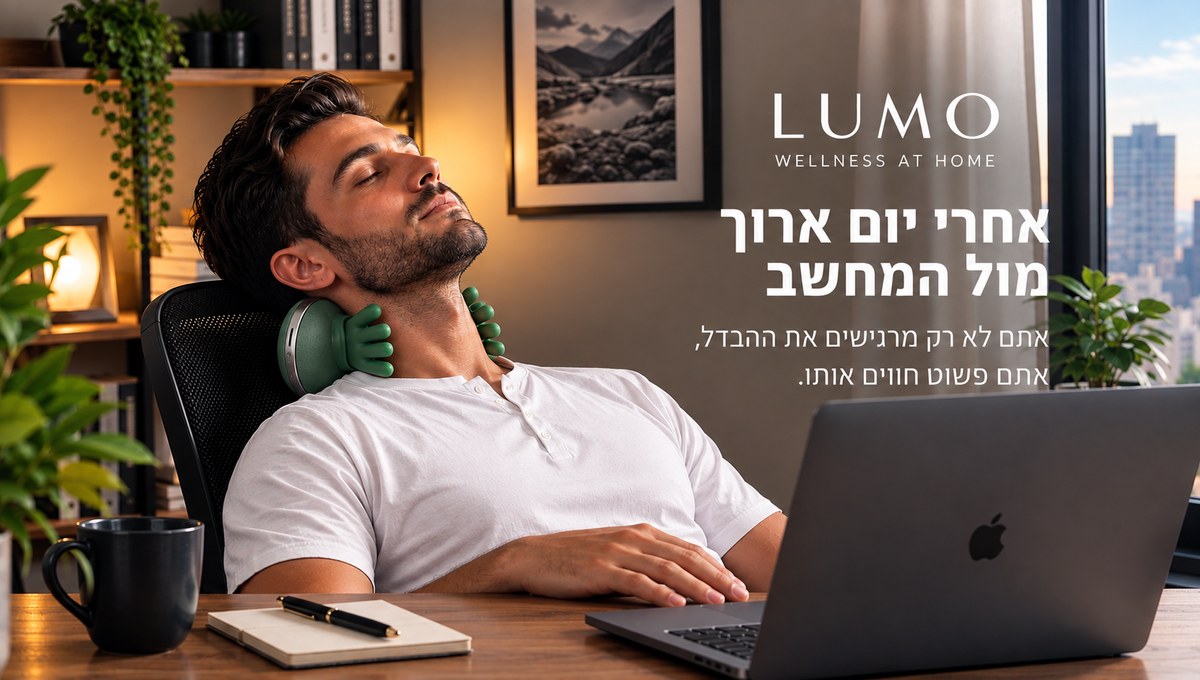גבר יושב מול המחשב ומשתמש ב-LUMO Touch
